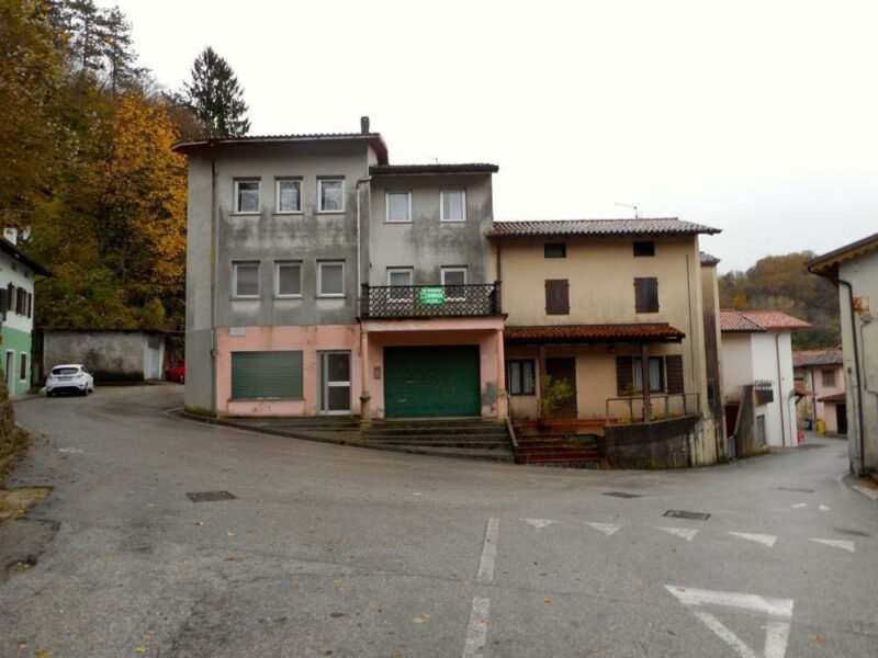 unità con due appartamenti indipendenti e locale commerciale Castelnovo del Friuli