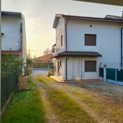 RISTRUTTURATA CASA DI TESTA CON SOFFITTA: indipendenza e praticità! San Giorgio della Richinvelda