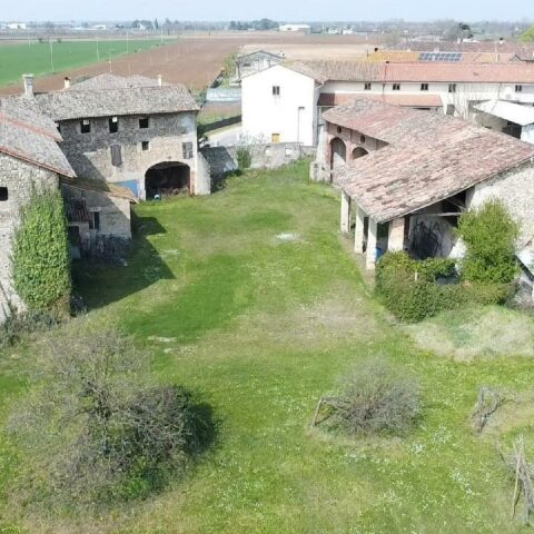 AMPIO RUSTICO CON TERRENO DI 3.000 MQ Bertiolo
