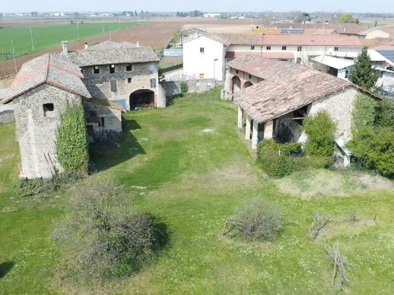 AMPIO RUSTICO CON TERRENO DI 3.000 MQ Bertiolo