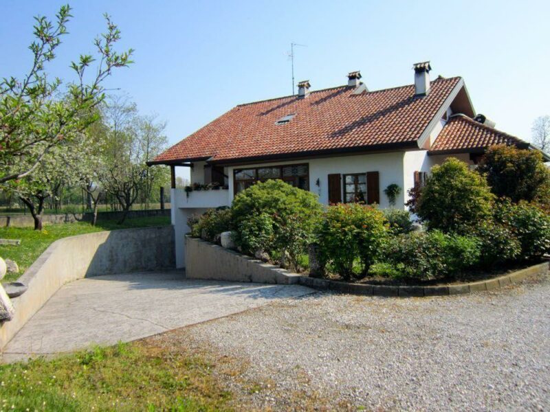 ELEGANTE VILLA SINGOLA CON DEPOSITO ED EX-STALLA: immersa in 4.300 mq di verde! Spilimbergo