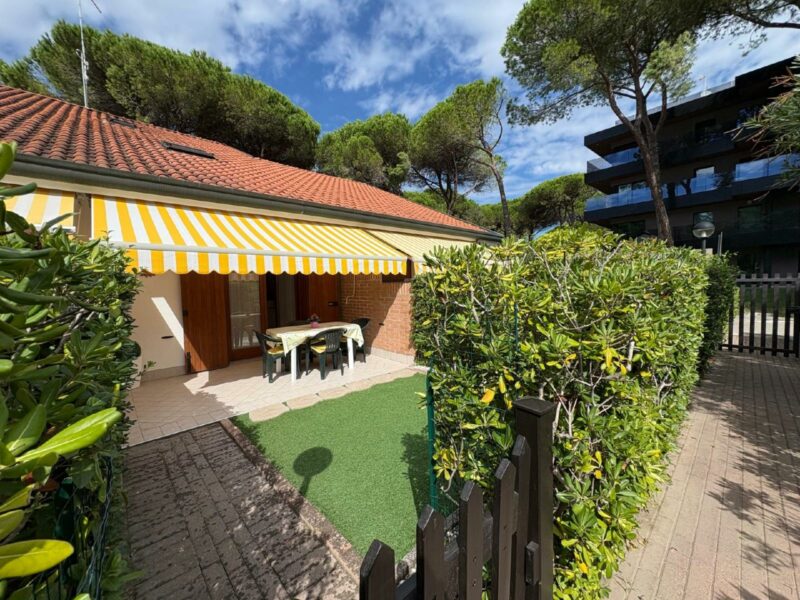 Villetta a schiera con giardino, piscina e due posti auto Lignano Pineta