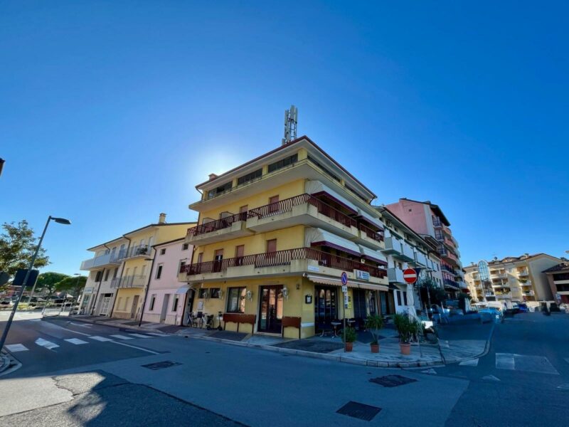 INTERO STABILE IN ZONA DI FORTE PASSAGGIO Grado