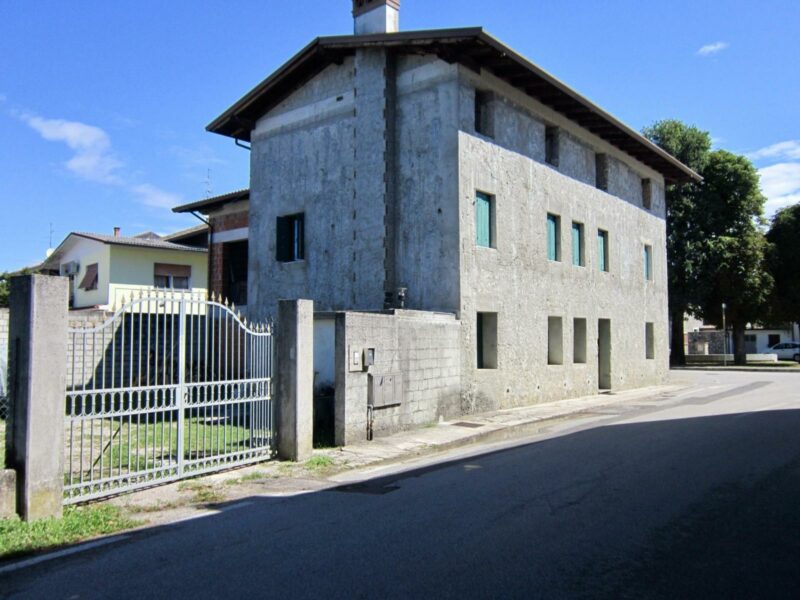 Ristrutturata bifamiliare ideale per due famiglie San Giorgio della Richinvelda