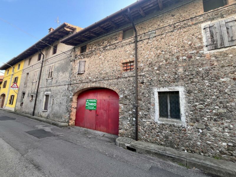INTERA CORTE CON DUE UNITA’ ABITATIVE A PANTIANICCO Mereto di Tomba