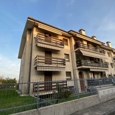 LUMINOSO APPARTAMENTO BICAMERE + STUDIO ALL’ULTIMO PIANO! Pasian di Prato