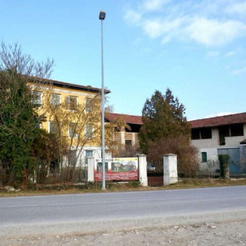 FABBRICATO STORICO con annessi e ampio scoperto: ideale per investimento! Spilimbergo