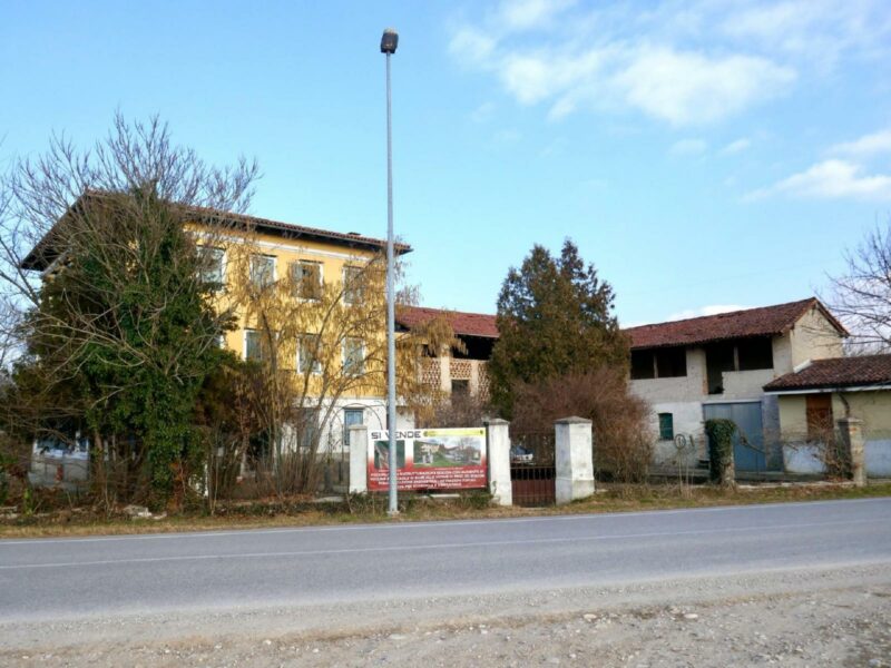 FABBRICATO STORICO con annessi e ampio scoperto: ideale per investimento! Spilimbergo