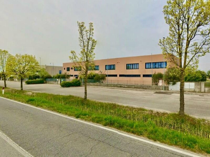 AMPIO CAPANNONE COMMERCIALE CON IMPIANTO FOTOVOLTAICO Carlino