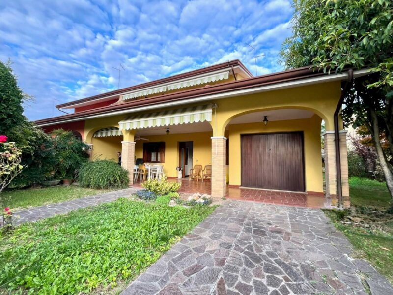 SPAZIOSA VILLA BIFAMILIARE: eleganza, indipendenza e privacy! Casarsa della Delizia
