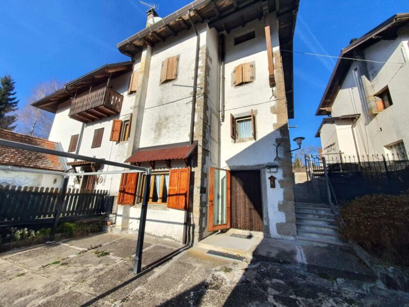 DUE UNITA’ ABITATIVE IMMERSE NEL VERDE Lauco