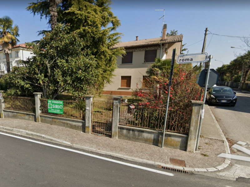 Centrale appartamento tricamere in bifamiliare da ristrutturare Pocenia