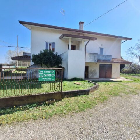 Ampia casa indipendente bicamere con magazzino e giardino privato Latisana