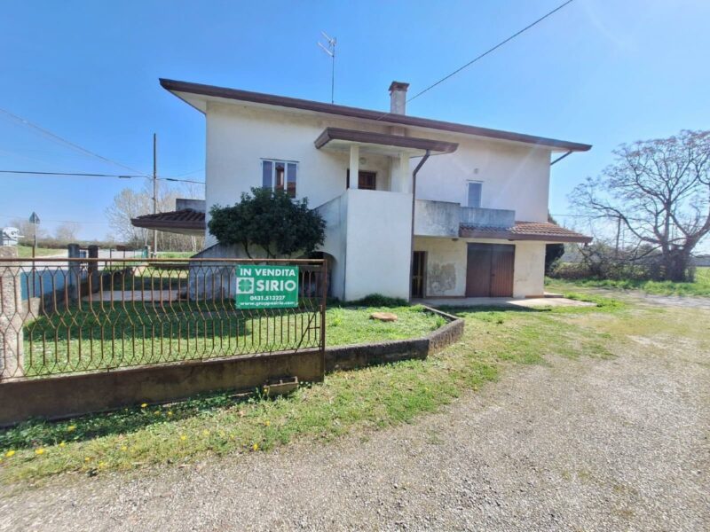 Ampia casa indipendente bicamere con magazzino e giardino privato Latisana
