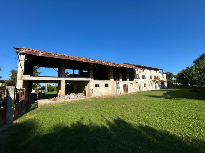 PARTICOLARE RUSTICO INDIPENDENTE CON AMPIO GIARDINO EDIFICABILE Rivignano Teor