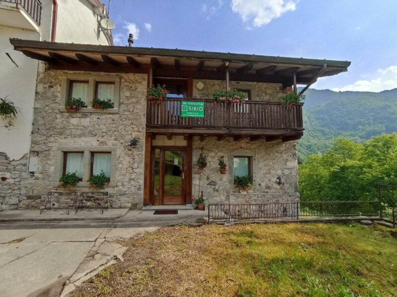 PANORAMICA CASA DI TESTA RISTRUTTURATA COMPOSTA DA DUE UNITA’ FR. VINAIO Lauco