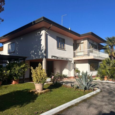 LUMINOSA VILLA TRICAMERE INDIPENDENTE DALLE AMPIE METRATURE Codroipo