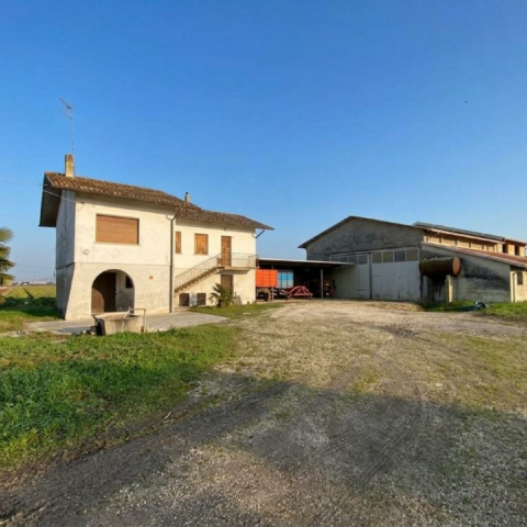 Casale indipendente con capannone e terreni Palazzolo dello Stella