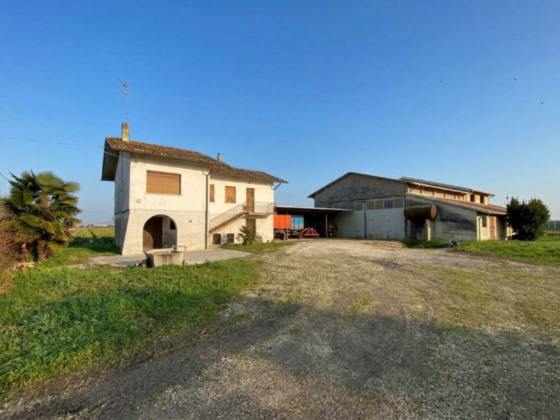 Casale indipendente con capannone e terreni Palazzolo dello Stella
