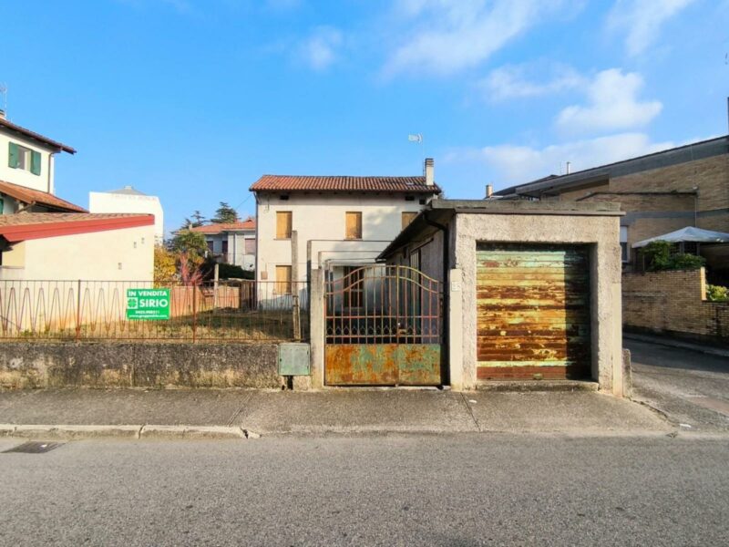 Casa indipendente anni ’40 con giardino privato – Centro Codroipo