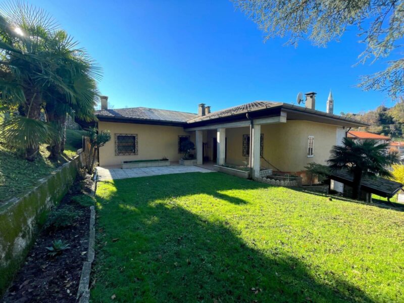 CURATA VILLA INDIPENDENTE A DUE PASSI DAL CENTRO CON AMPIO SCOPERTO Artegna