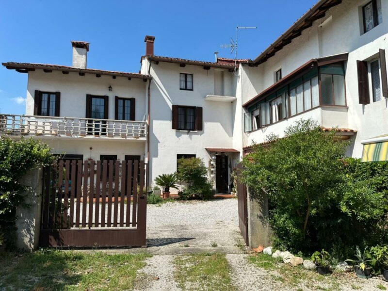 CASA DI TESTA RISTRUTTURATA CON GIARDINO RECINTATO E TERRENO Pasian di Prato