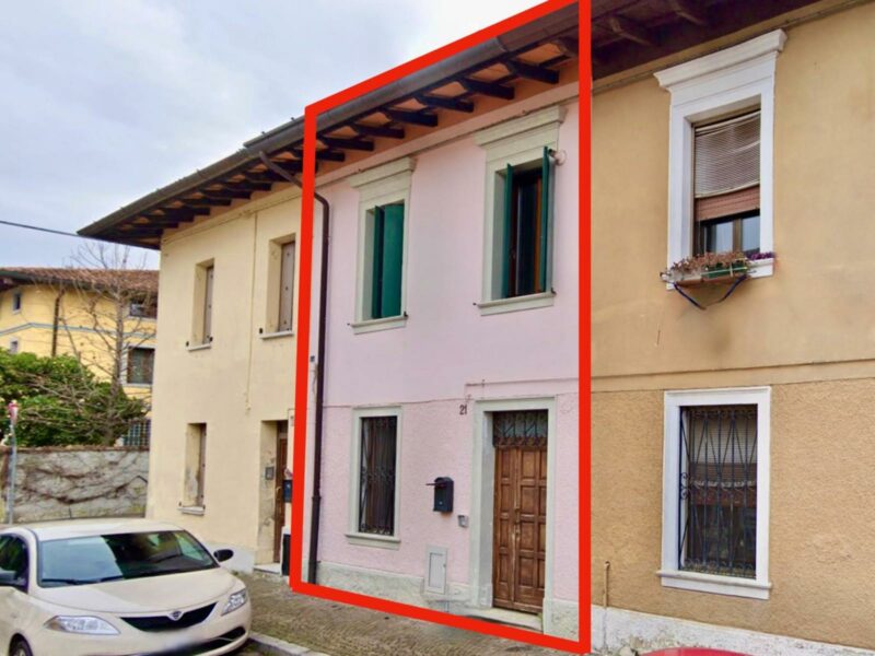 CASA IN LINEA BICAMERE CON PICCOLA CORTE PRIVATA – Udine