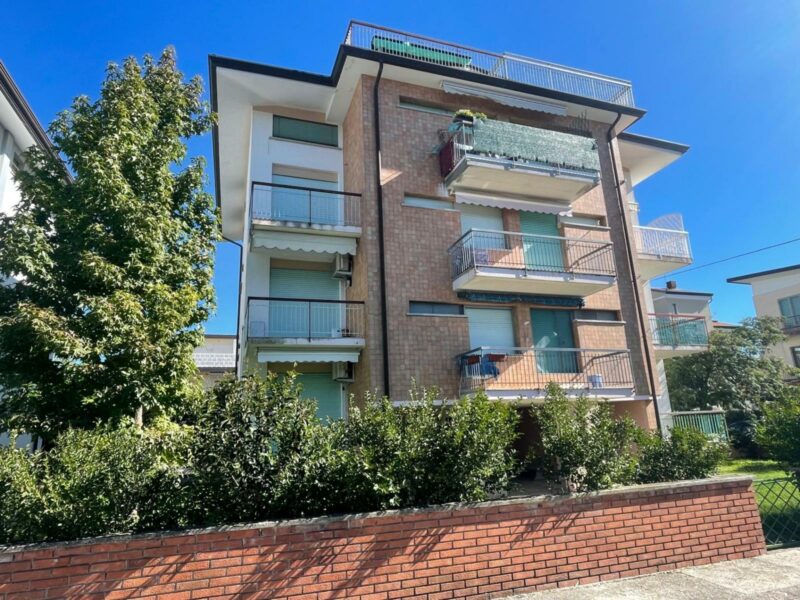 GRAZIOSA MANSARDA RISTRUTTURATA: OTTIMA OPPORTUNITà DI INVESTIMENTO! Lignano Sabbiadoro