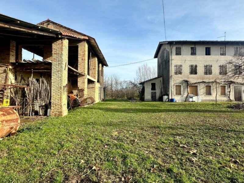 Rustico con terreno da ristrutturare Pocenia