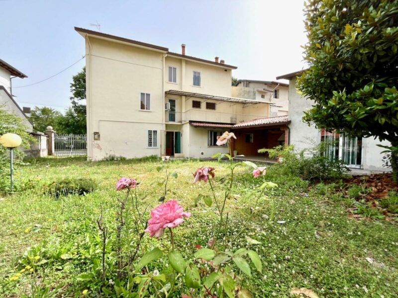 Casa pluricamere con giardino e grande deposito esterno San Vito al Tagliamento