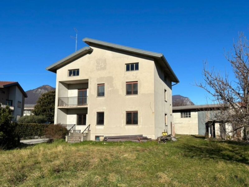 CASA INDIPENDENTE CON GIARDINO ED AMPIO CAPANNONE Gemona del Friuli