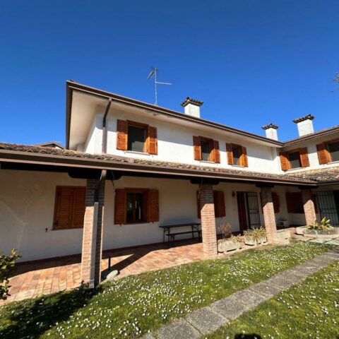 CASA BIFAMILIARE COMPLETA – AMPI SPAZI – PRONTA DA VIVERE! Rivignano Teor