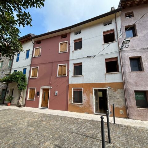 CASA IN LINEA RISTRUTTURATA, IN CENTRO PAESE Marano Lagunare