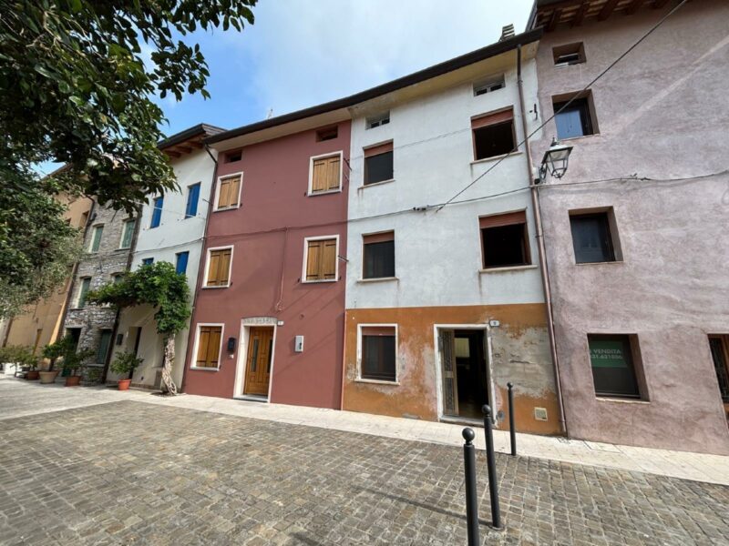 CASA IN LINEA RISTRUTTURATA, IN CENTRO PAESE Marano Lagunare