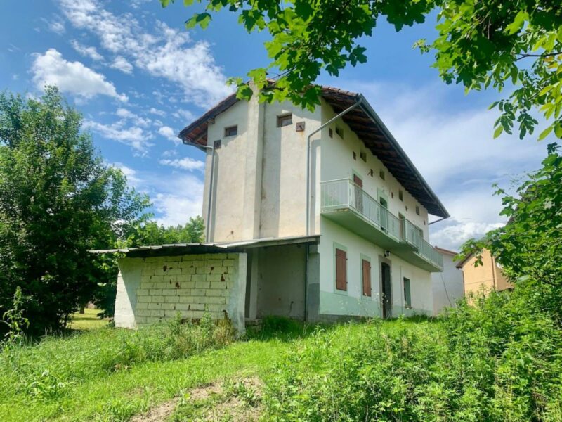 Casa tricamere con deposito e ampio scoperto di proprietà Castelnovo del Friuli