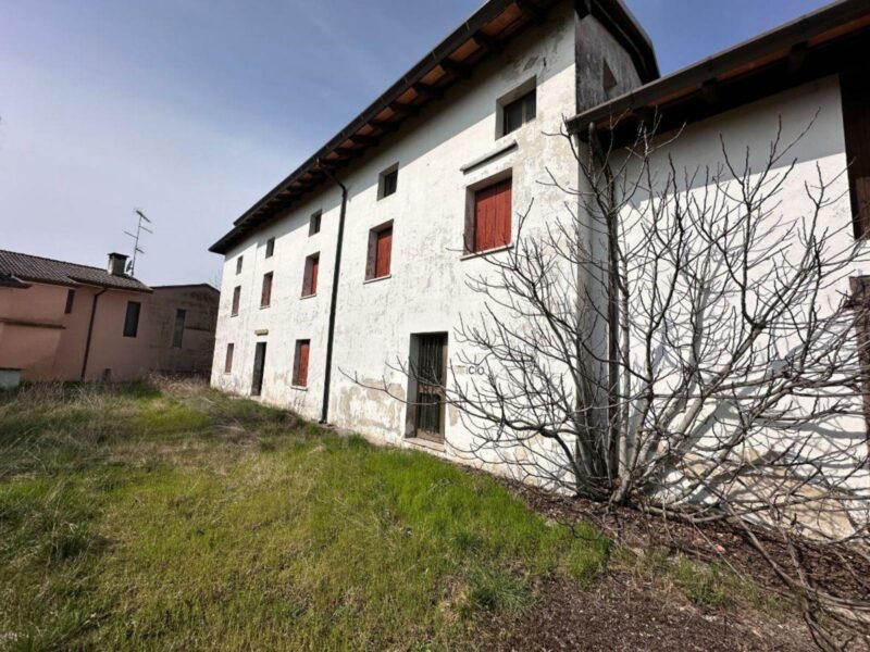 AMPIA CASA DA RISTRUTTURARE CON CAPANNONI ANNESSI San Giovanni al Natisone