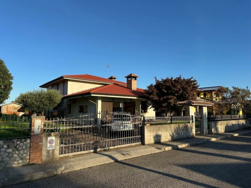 AMPIA VILLA SINGOLA CON GIARDINO E TAVERNA Bicinicco