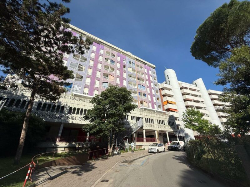 Il mare sotto casa: monolocale al sesto piano con terrazzo Lignano Sabbiadoro