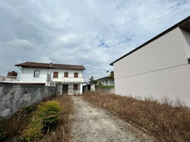 EDIFICIO CENTRALISSIMO A RIVIGNANO CON AMPIO SPAZIO ESTERNO Rivignano Teor