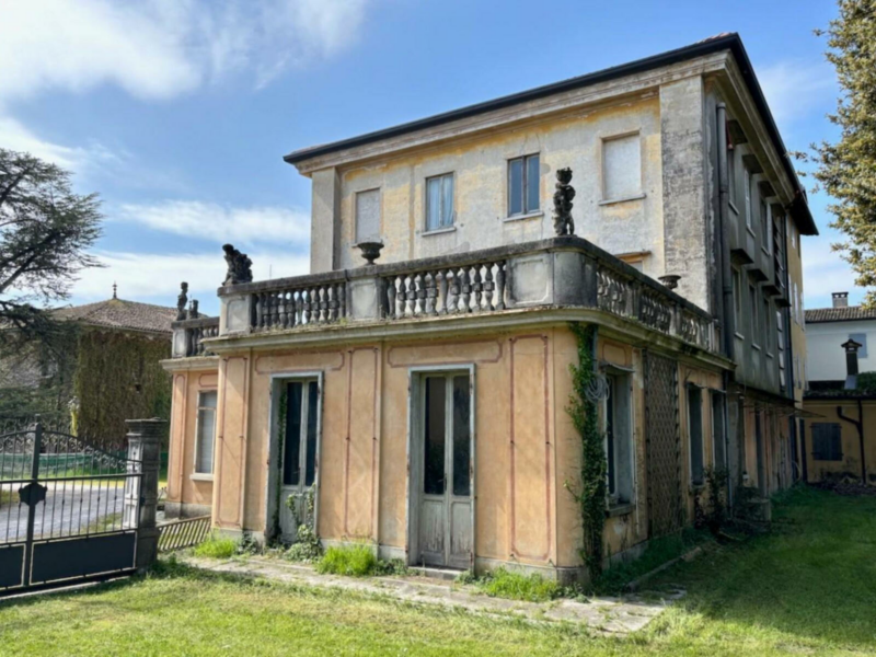 VILLA LIBERTY – Eleganza senza tempo nel cuore del paese! San Vito al Tagliamento