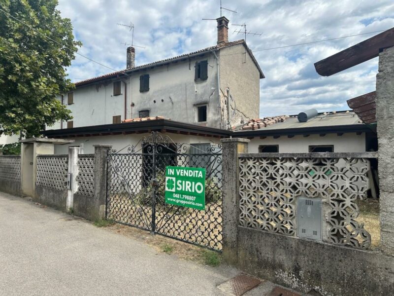 DA RISTRUTTURARE: INTERESSANTE CASA IN LINEA ACCOSTATA CON GIARDINO e PERTINENZE Turriaco