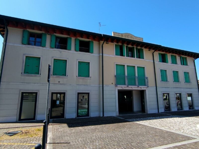 Luminoso negozio vetrinato Pocenia