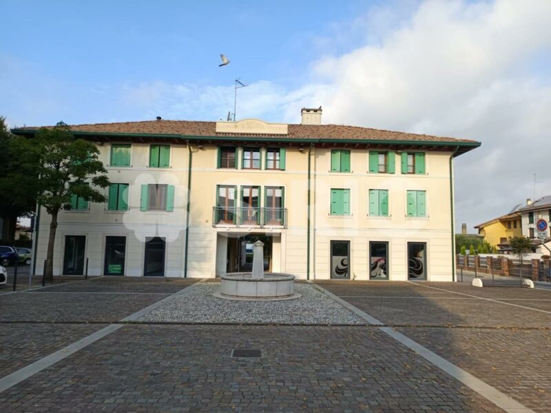 Ultimo negozio vetrinato in posizione centrale Pocenia