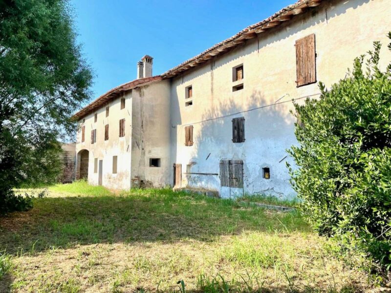 FABBRICATO RUSTICO CON ABITAZIONE, CAPANNONE E DEPOSITI Morsano al Tagliamento