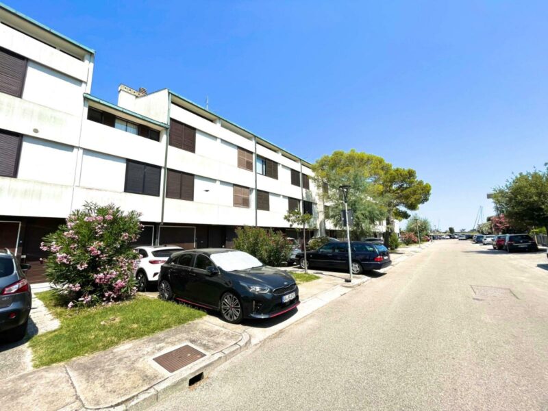 Terramare villaschiera quadricamere con posto barca Lignano Sabbiadoro