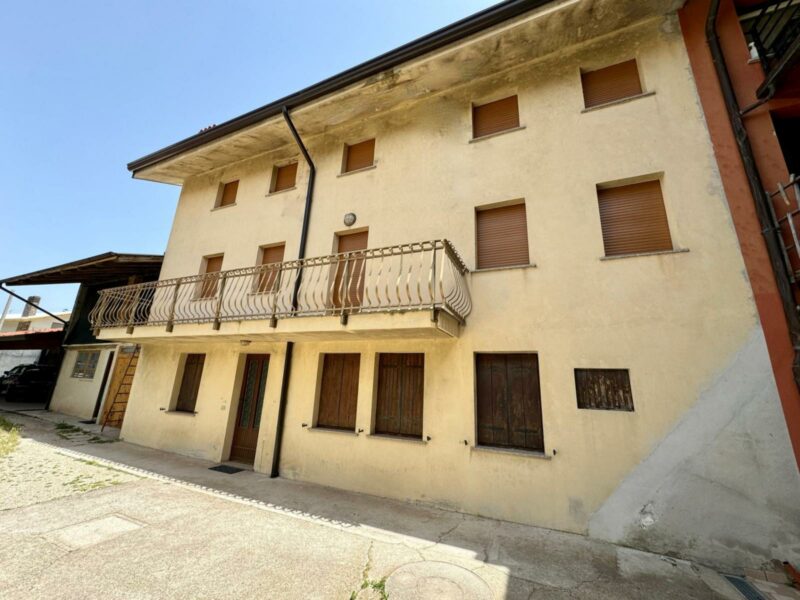 CASA IN LINEA SU TRE LIVELLI, CON TRE CAMERE, GIARDINO E ACCESSORI Mortegliano