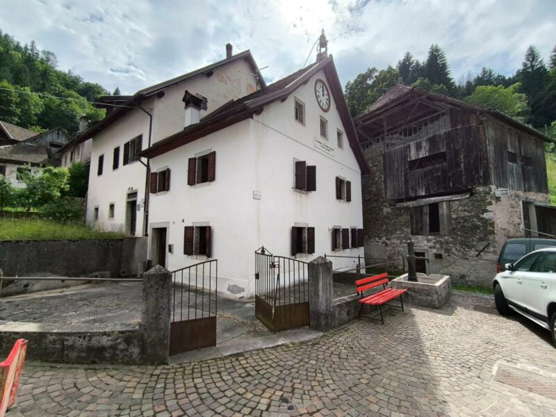 STORICA CASA CARNICA CON  OROLOGIO DIPINTO SULLA FACCIATA Rigolato