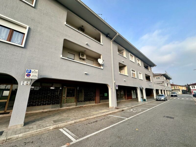 NEGOZIO/UFFICIO VETRINATO IN PIAZZA Corno di Rosazzo