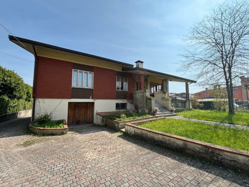 INTERESSANTE VILLA INDIPENDENTE Carlino