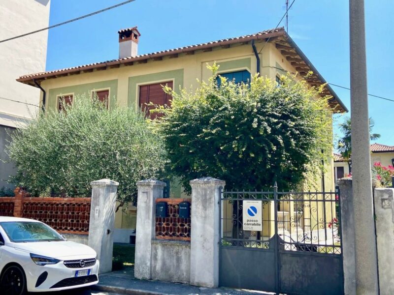 IN BIFAMILIARE: APPARTAMENTO PIANO TERRA CON TAVERNA E CURATO GIARDINO IN COMUNE Monfalcone